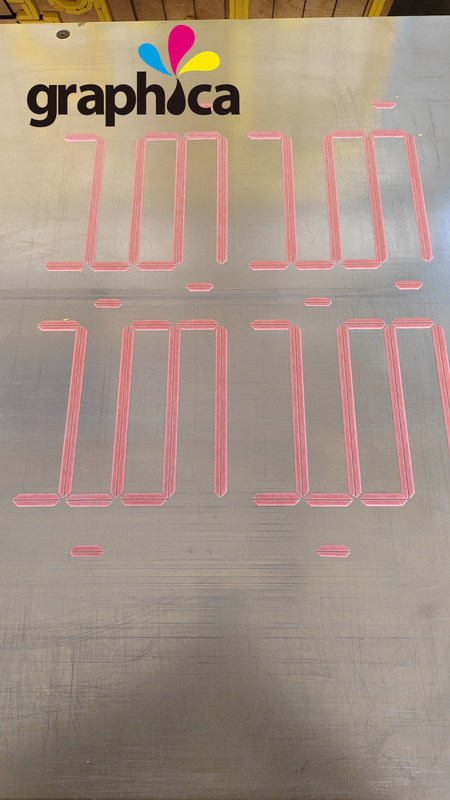 Матричный резач с синими волокнами для изготовления картонных бумажных коробков с гофрированной бумагой и многого другого