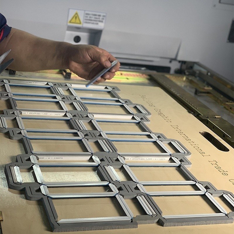 Скребление матричных оптовых штампов для производства картонных и гофрированных бумажных коробок